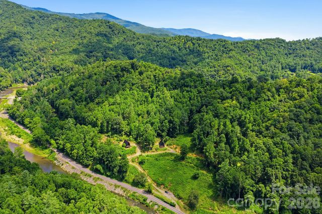 11392 & 11394 US 19W Highway, Burnsville, NC 28714