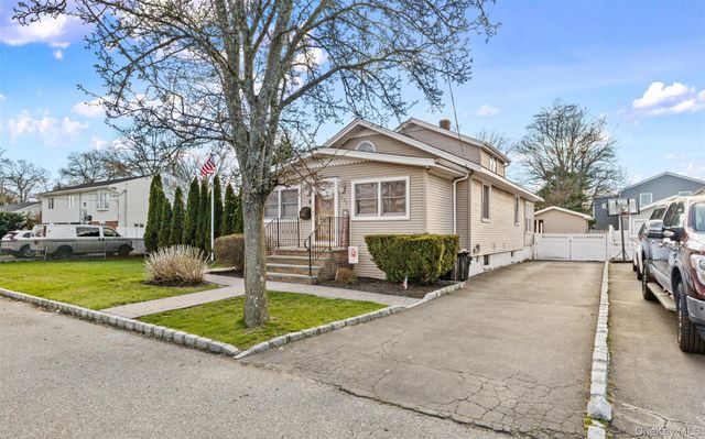 253 S 7th Street, Lindenhurst, NY 11757