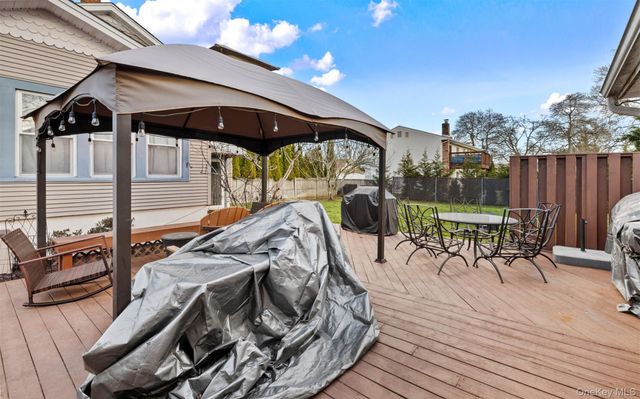 253 S 7th Street, Lindenhurst, NY 11757