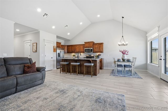 189 N Castle Street, Skiatook, OK 74070