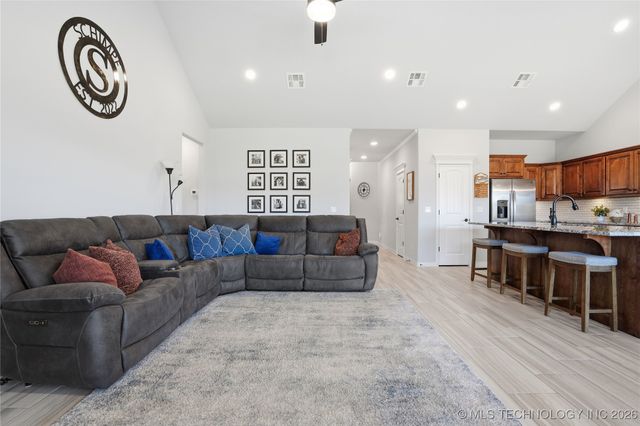 189 N Castle Street, Skiatook, OK 74070