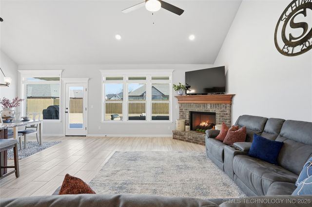 189 N Castle Street, Skiatook, OK 74070