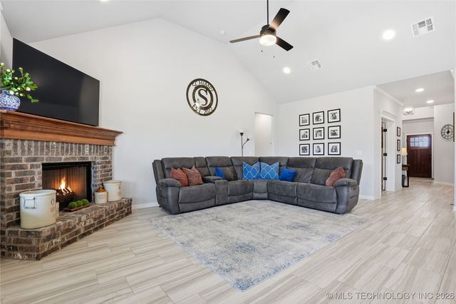 189 N Castle Street, Skiatook, OK 74070