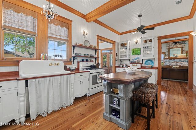 405 Carroll Avenue, Bay Saint Louis, MS 39520