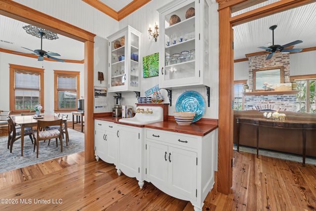 405 Carroll Avenue, Bay Saint Louis, MS 39520