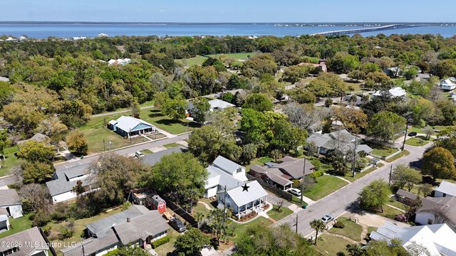 405 Carroll Avenue, Bay Saint Louis, MS 39520