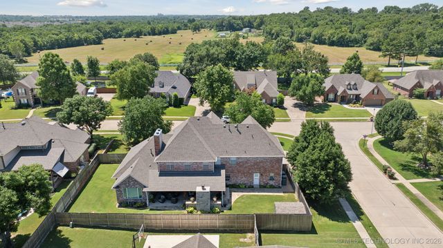 6904 E Galveston Street, Broken Arrow, OK 74014