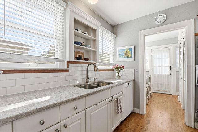 210 15TH AVENUE N, St Petersburg, FL 33704