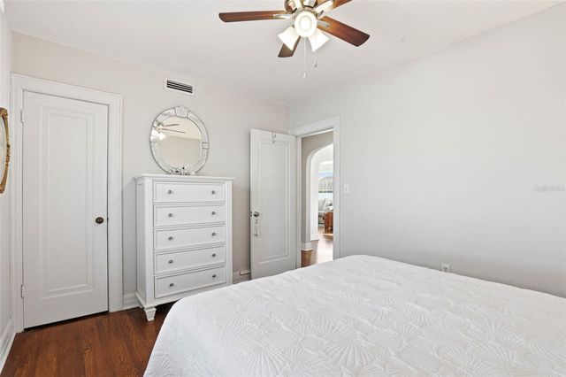 210 15TH AVENUE N, St Petersburg, FL 33704