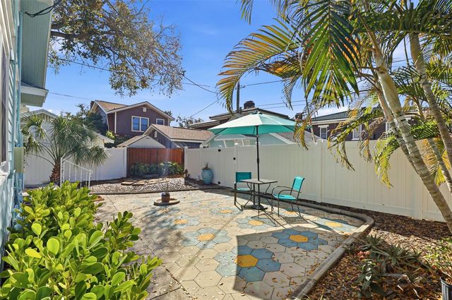 210 15TH AVENUE N, St Petersburg, FL 33704