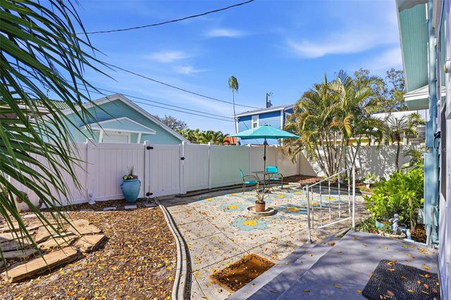 210 15TH AVENUE N, St Petersburg, FL 33704