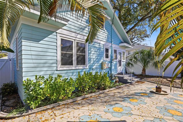210 15TH AVENUE N, St Petersburg, FL 33704