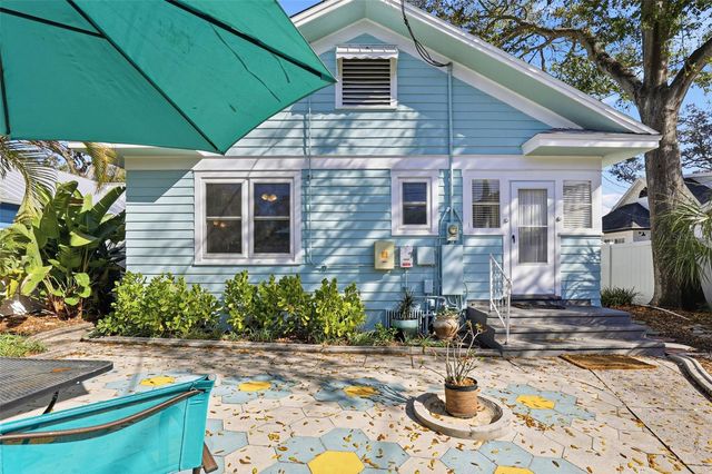 210 15TH AVENUE N, St Petersburg, FL 33704