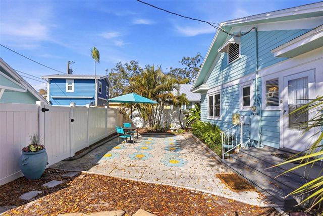 210 15TH AVENUE N, St Petersburg, FL 33704