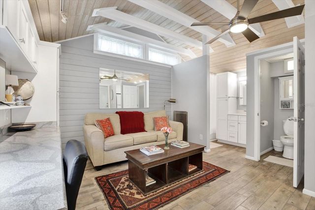 210 15TH AVENUE N, St Petersburg, FL 33704