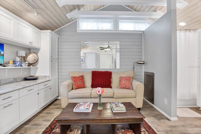 210 15TH AVENUE N, St Petersburg, FL 33704