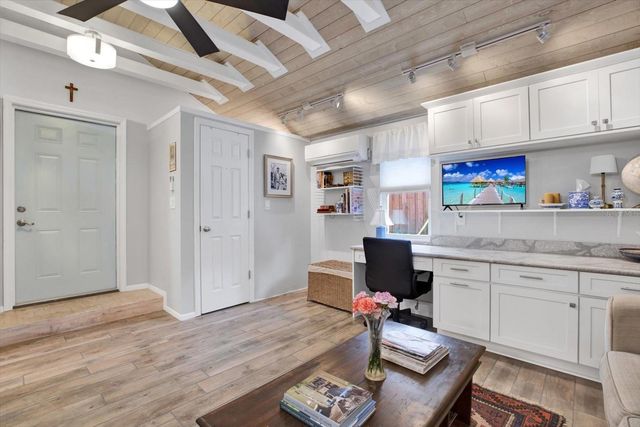 210 15TH AVENUE N, St Petersburg, FL 33704