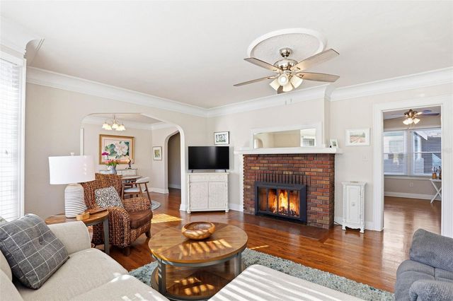 210 15TH AVENUE N, St Petersburg, FL 33704