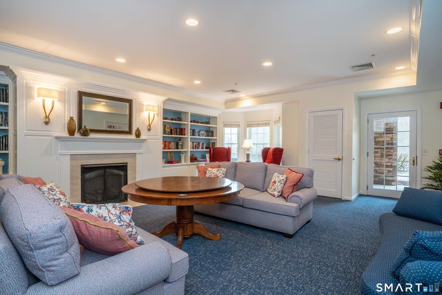 1 West Street 219, Simsbury, CT 06070