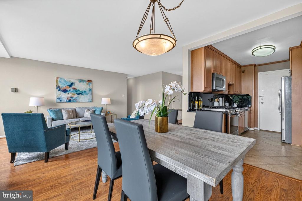Image 11 of property listing at 10401 GROSVENOR PL #1327, Rockville, MD 20852