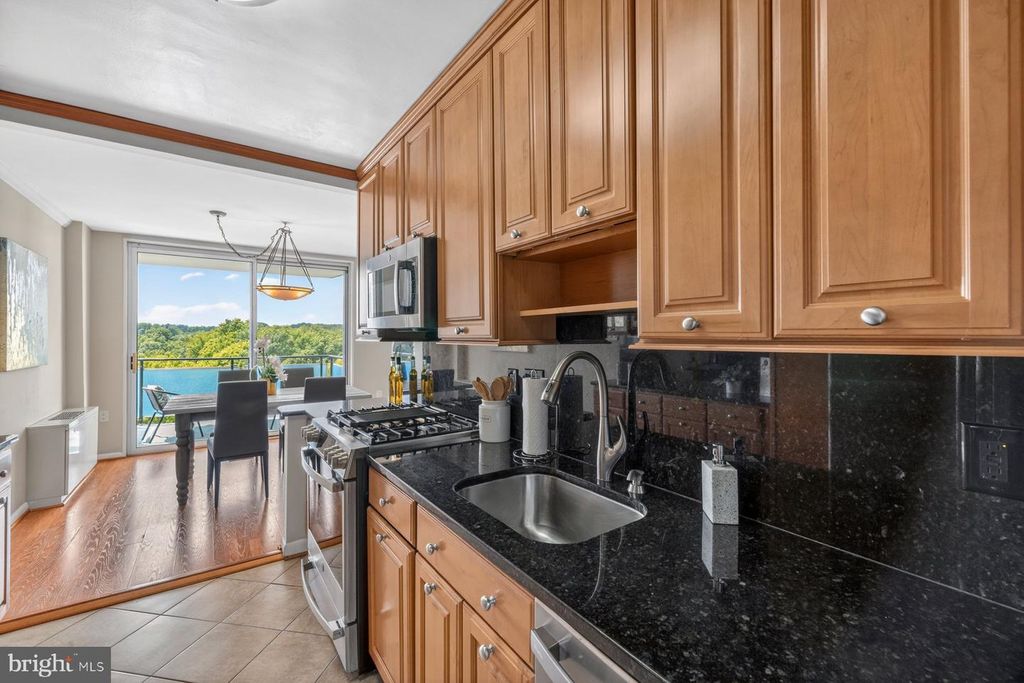 Image 15 of property listing at 10401 GROSVENOR PL #1327, Rockville, MD 20852