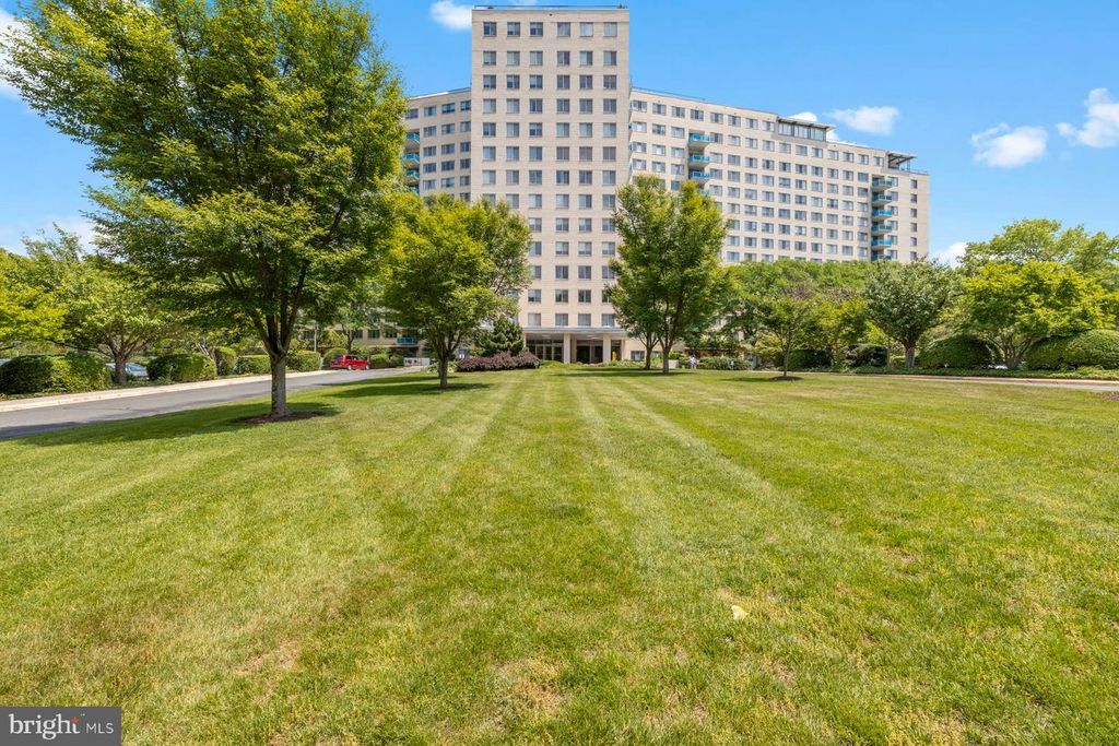 Image 2 of property listing at 10401 GROSVENOR PL #1327, Rockville, MD 20852