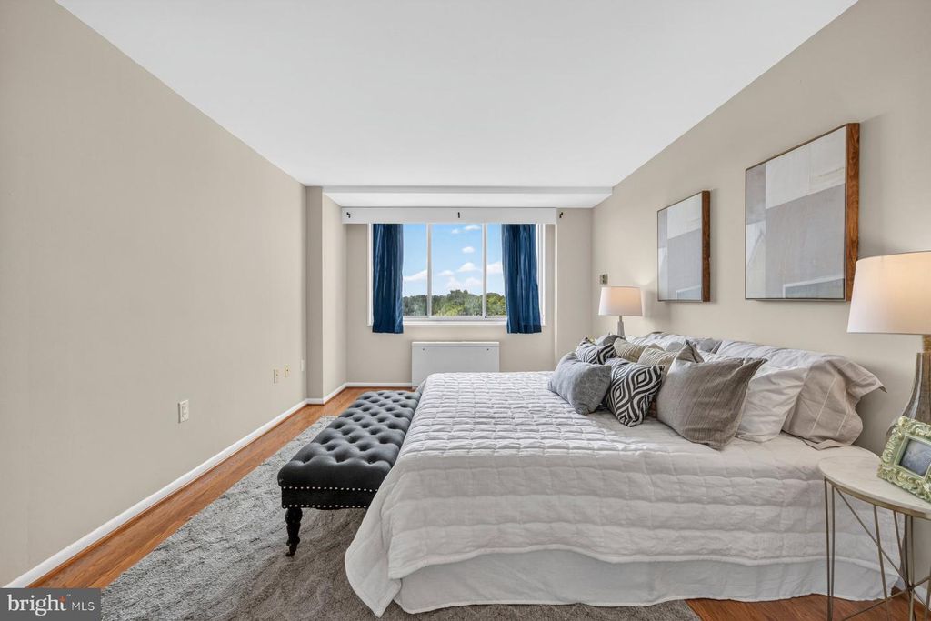 Image 21 of property listing at 10401 GROSVENOR PL #1327, Rockville, MD 20852
