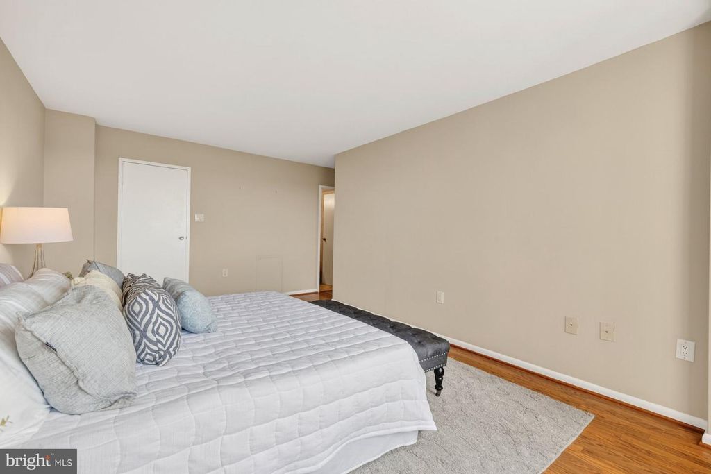 Image 22 of property listing at 10401 GROSVENOR PL #1327, Rockville, MD 20852
