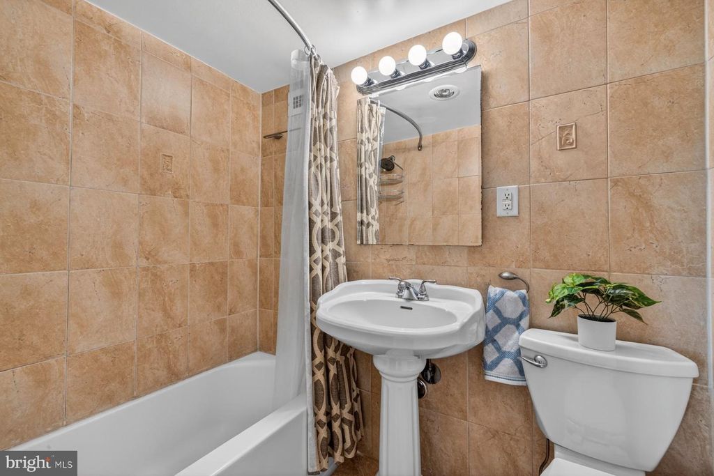 Image 24 of property listing at 10401 GROSVENOR PL #1327, Rockville, MD 20852