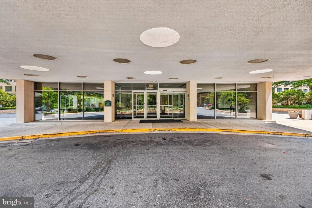 Image 3 of property listing at 10401 GROSVENOR PL #1327, Rockville, MD 20852