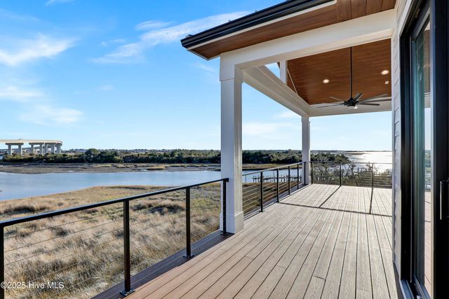 113 Diamond Point Court, Surf City, NC 28445