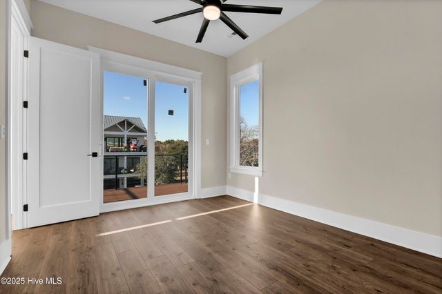 113 Diamond Point Court, Surf City, NC 28445