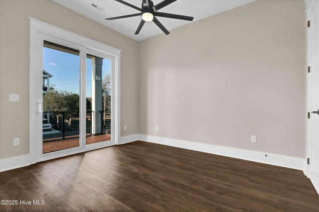 113 Diamond Point Court, Surf City, NC 28445