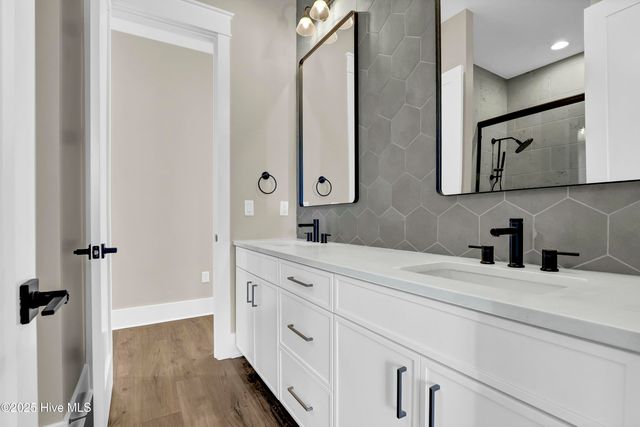 113 Diamond Point Court, Surf City, NC 28445