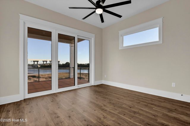 113 Diamond Point Court, Surf City, NC 28445