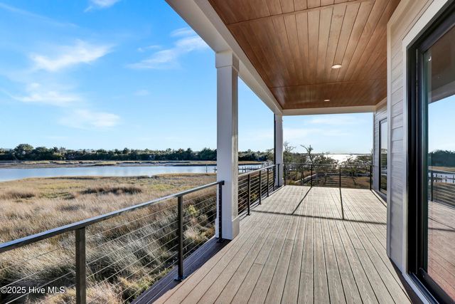 113 Diamond Point Court, Surf City, NC 28445