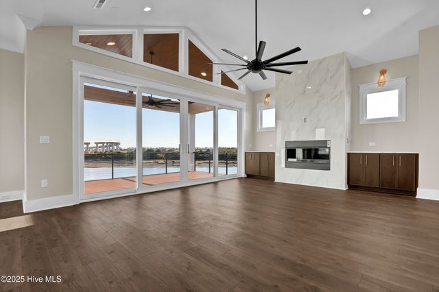 113 Diamond Point Court, Surf City, NC 28445