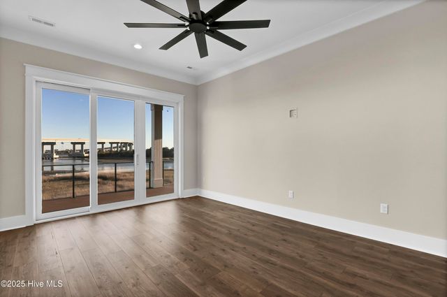 113 Diamond Point Court, Surf City, NC 28445