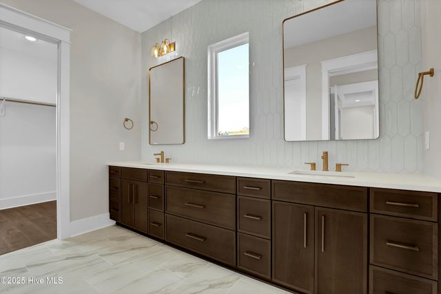 113 Diamond Point Court, Surf City, NC 28445