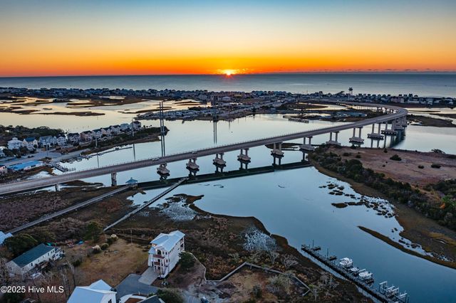 113 Diamond Point Court, Surf City, NC 28445