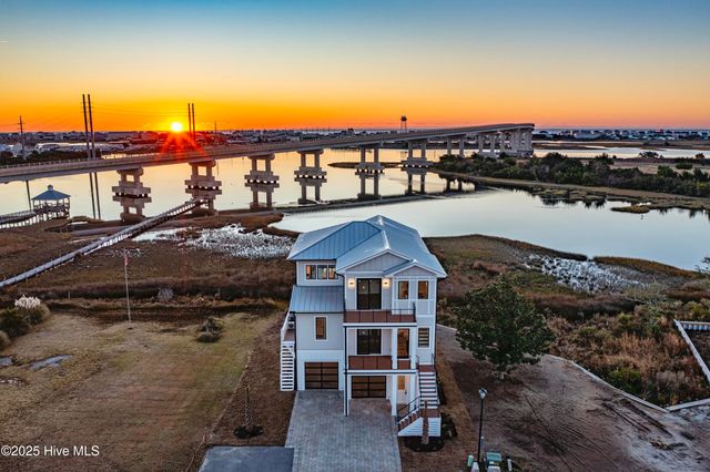 113 Diamond Point Court, Surf City, NC 28445