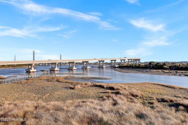 113 Diamond Point Court, Surf City, NC 28445