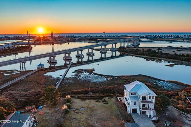 113 Diamond Point Court, Surf City, NC 28445