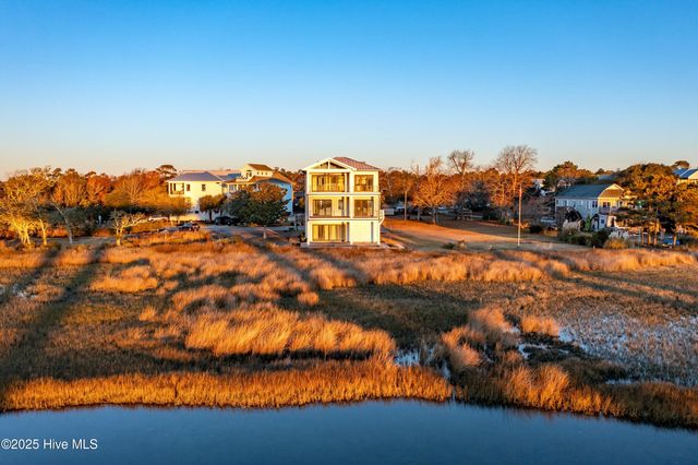 113 Diamond Point Court, Surf City, NC 28445