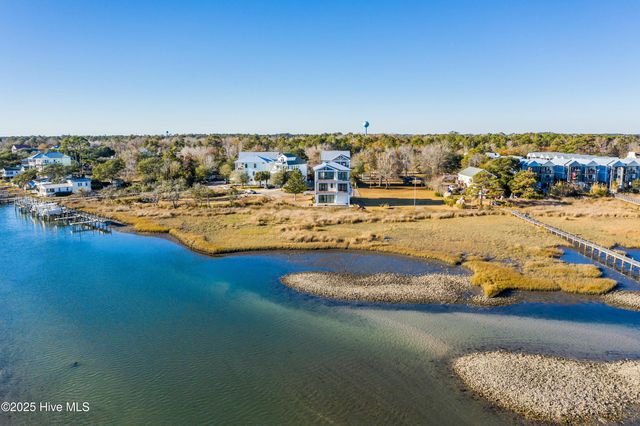 113 Diamond Point Court, Surf City, NC 28445