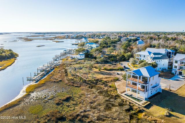 113 Diamond Point Court, Surf City, NC 28445