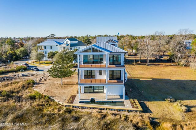 113 Diamond Point Court, Surf City, NC 28445