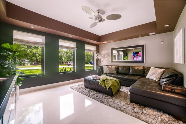 4242 SW 107th Way, Davie, FL 33328