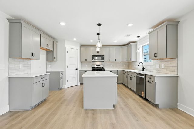 618 Woodrush Dr, Clarksville, TN 37040