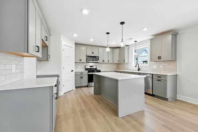 618 Woodrush Dr, Clarksville, TN 37040